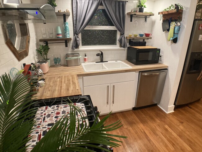 Building Photo - 301 4th St