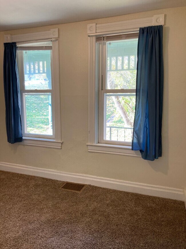 Building Photo - Three Bedroom Single-Family Home Close To ...