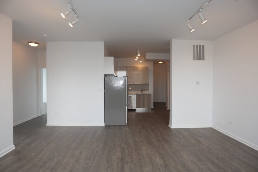 Building Photo - 932 W Dakin St