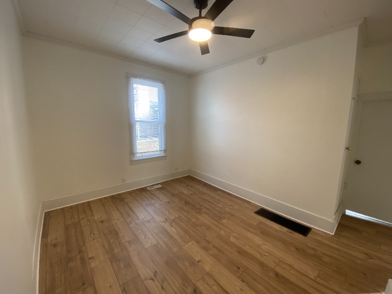 Building Photo - 412 E 7th St