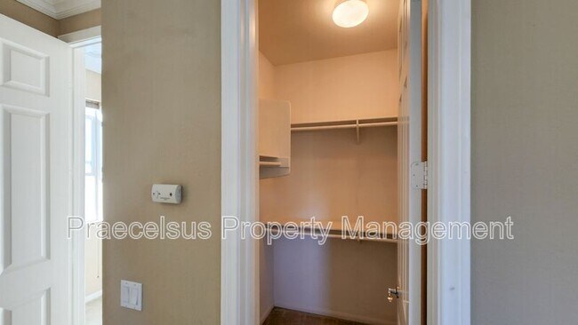 Building Photo - 1033 White Alder Ave