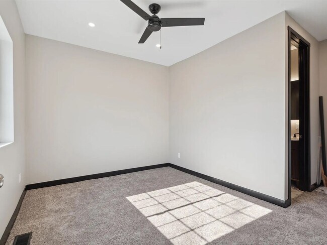 Building Photo - South Grandview