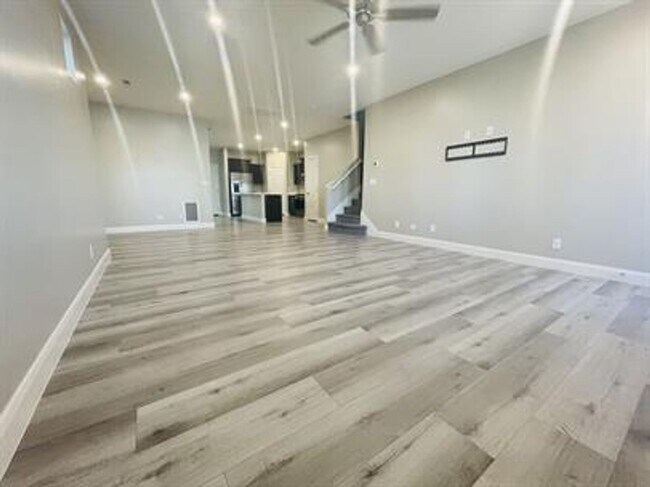 Building Photo - Desert Color Townhome!