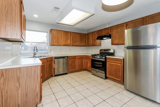 Building Photo - 1602 Clear Valley Dr