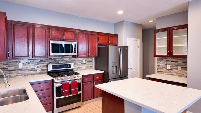Building Photo - Beautiful 4-Bedrooms Home - Across from La...
