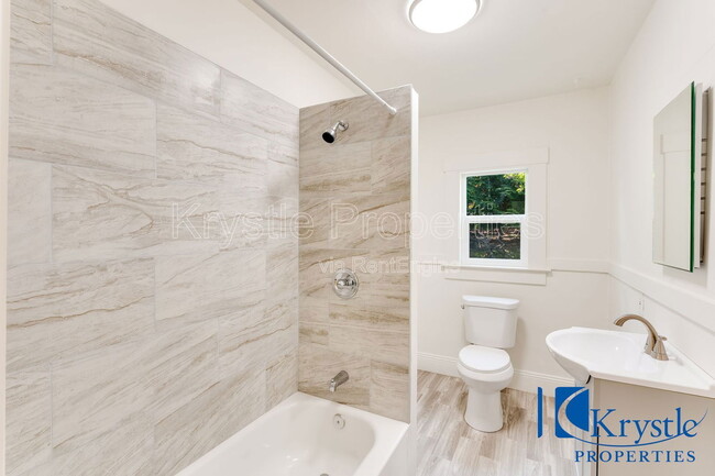 Building Photo - 517 Alhambra St