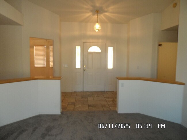 Building Photo - 3 Bedrooms, Den, 2 Bathrooms, 3 Car Garage...