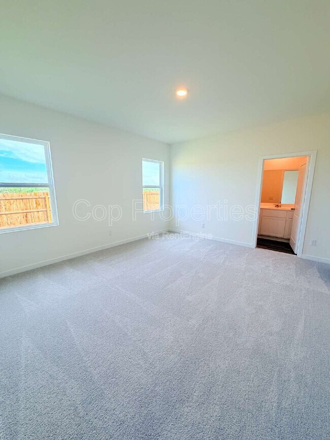 Building Photo - 10219 Pine River Dr