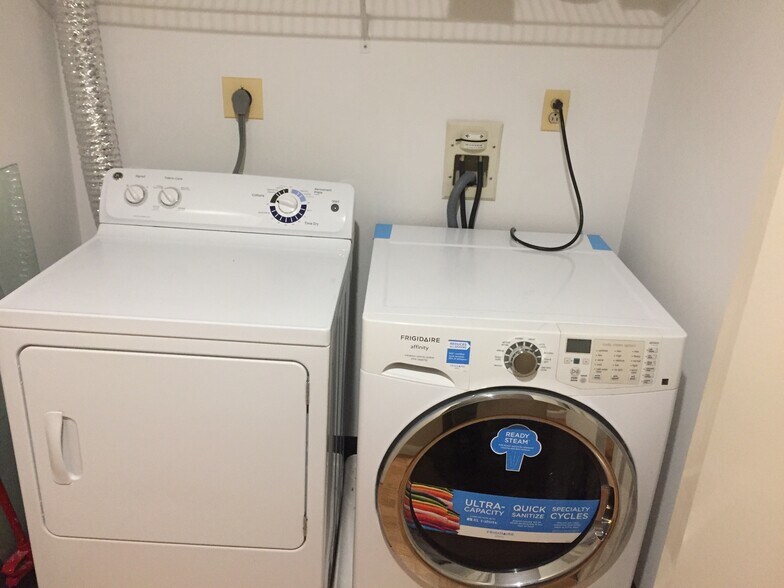 washer and dryer - 1417 Quinnipiac Ave