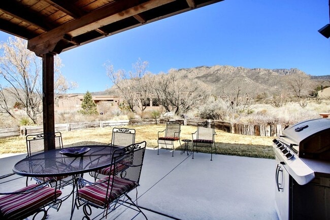 Building Photo - 3 Bedroom, 2 Bathroom Home in North Albuqu...