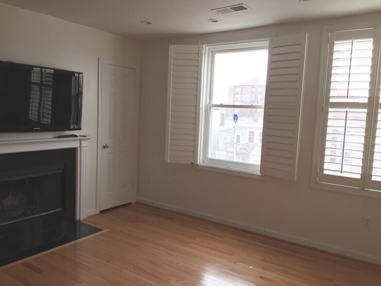 Building Photo - 730 11th St NE