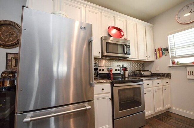 Building Photo - 3 Bedroom Beautiful Cleveland Home!