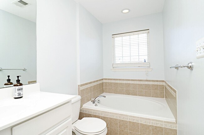 Building Photo - Spacious Pantops Townhome – Convenient, Pet-Friendly Living