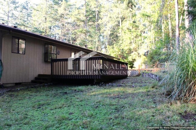 Building Photo - 3 bedroom 1.75 bath home on Peacock Hill