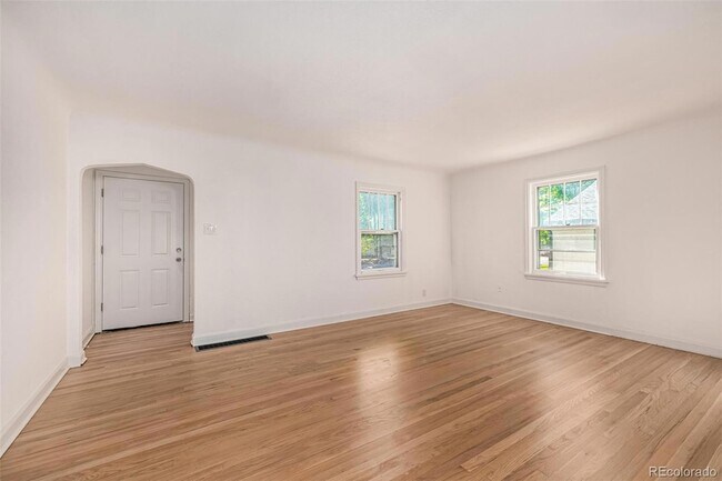 Building Photo - 1409 S Clermont St