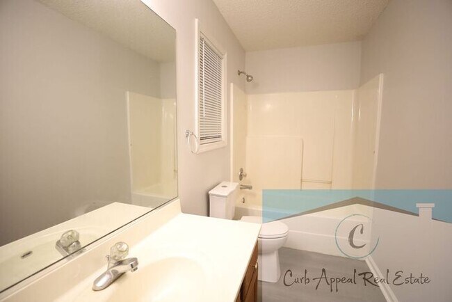 Building Photo - Spacious 3 bed/2 bath home - garage, deck, fenced back yard - includes yard care!!