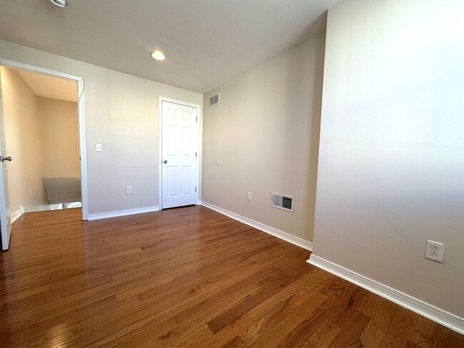 Building Photo - Gorgeous 2-Bedroom Townhome in the Heart of Olde Richmond! Available NOW!