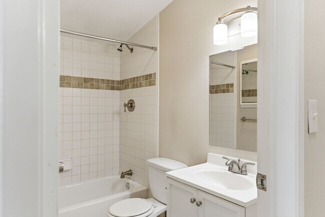 Building Photo - Spacious and versatile 6-bedroom, 2-bath split-level home