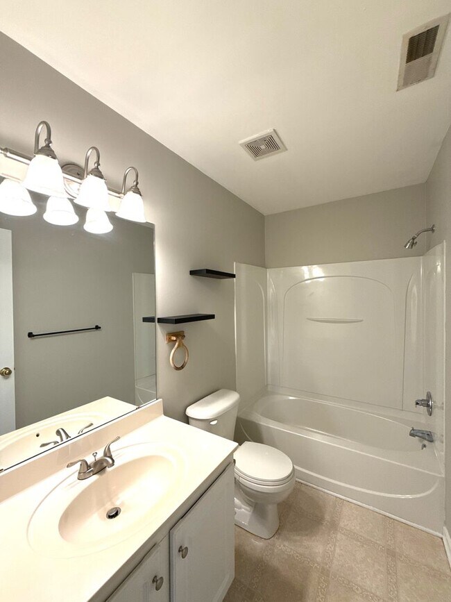 Building Photo - 4 Bedroom Home in Moss Creek!
