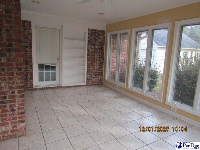 Building Photo - 864 Thunderbird Dr