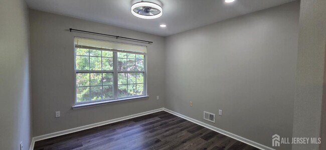 Building Photo - 18 Dina Ln
