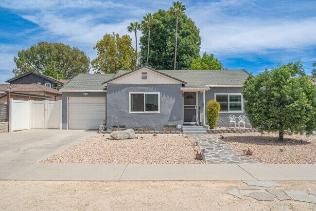 Building Photo - Studio ADU – Private Yard & Modern Finishes!