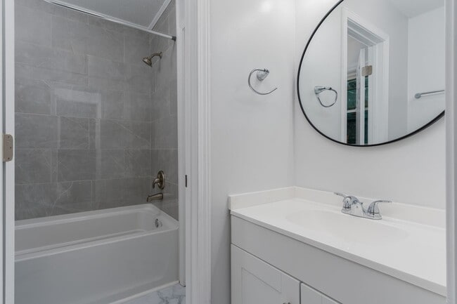 Building Photo - 216 Cross Hill Rd