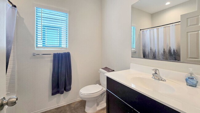 Building Photo - Like new home! Pristine condition!