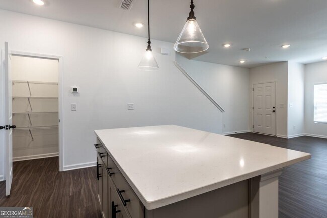 Building Photo - 5542 Highland St