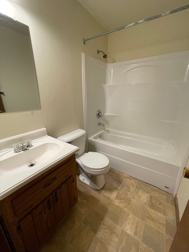 Building Photo - 3 Bedroom Rancher