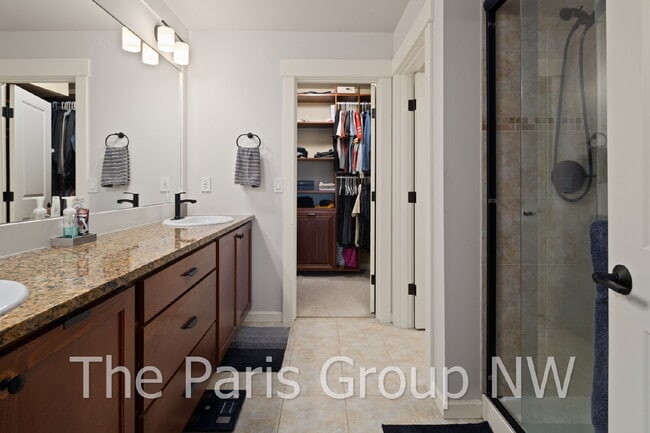 Building Photo - Stylish Model Hm in Issaquah Highlands * Park-Facing, EV Charger, Designer Upgrades & Very Walkable!