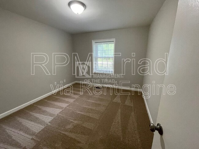 Building Photo - 284 Longmeadow Dr