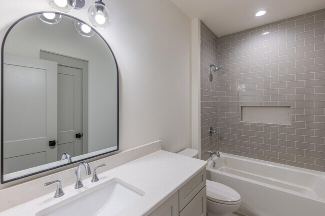 Building Photo - 110 4th St