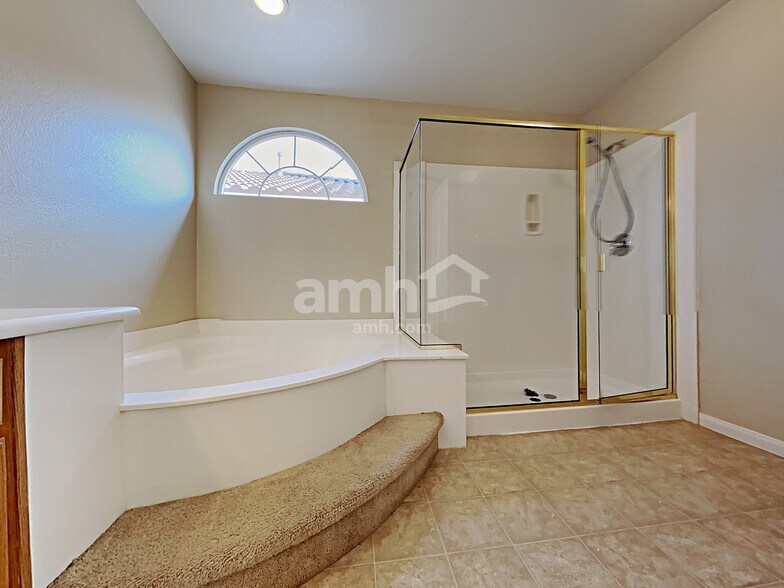 Building Photo - 10805 Osage Winter St