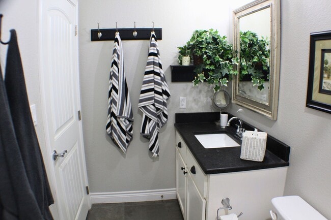 Building Photo - CANYON LAKE HILLS