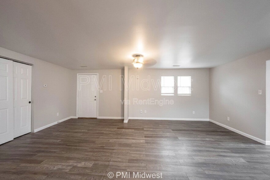 Building Photo - 955 N Traub Ave