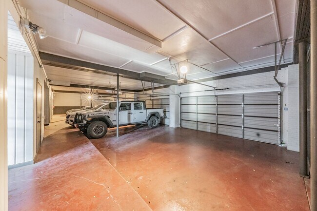 Building Photo - 2-bedroom, 2-bath condo located in the highly desirable Ridglea North neighborhood.