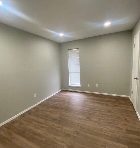 Building Photo - 10047 S Fairview Dr