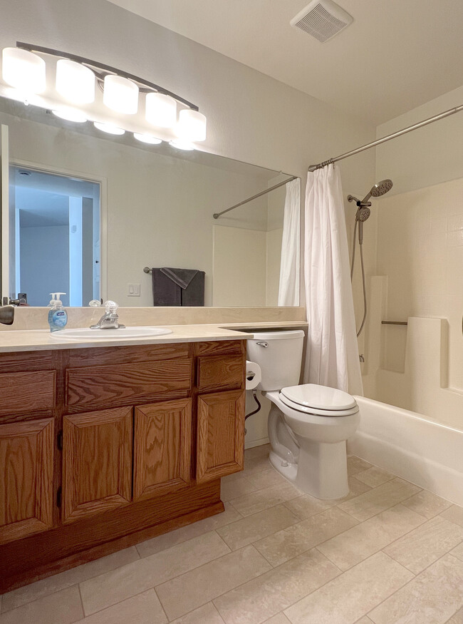 Second bathroom with tub - 2844 Winthrop Ave