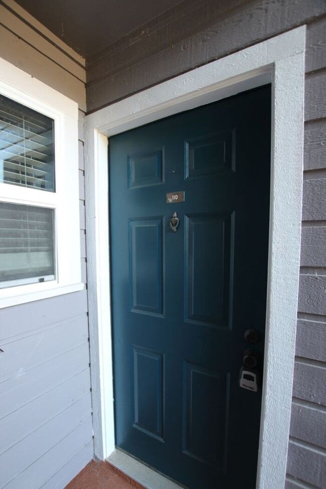 Building Photo - Available! 1 Bed 1 Bath, Downstairs Unit a...