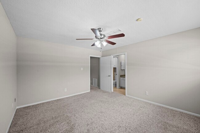 Building Photo - 925 Memorial Village Dr