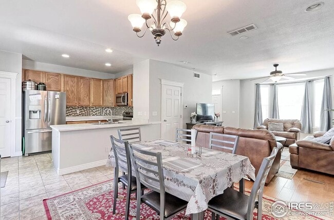 Building Photo - Must see paired home in Coal Creek