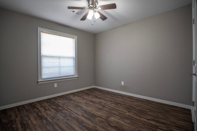 Building Photo - Stunning 3 bedroom, 2 bathroom Home available in Prairie Grove!