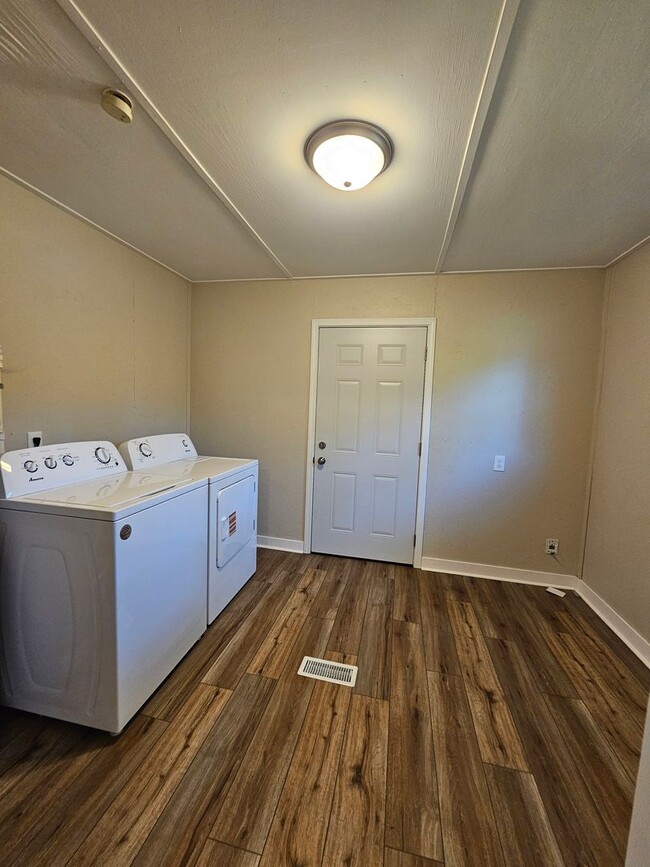 Building Photo - 2 bed 1 bath with Garage