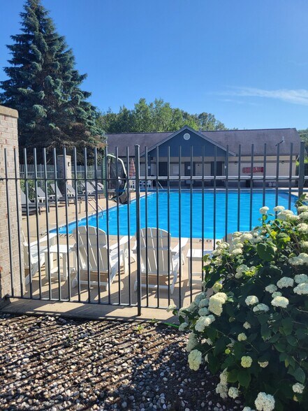 Building Photo - 18400 N Ridge Ct