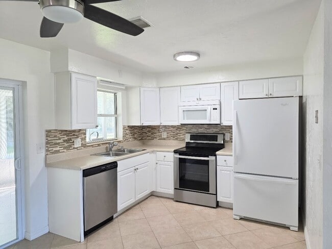 Building Photo - 2 bedroom, 1.5 bath home with 1 car garage