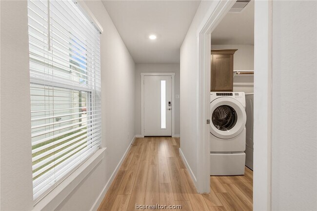 Building Photo - 918 Kickapoo Ln