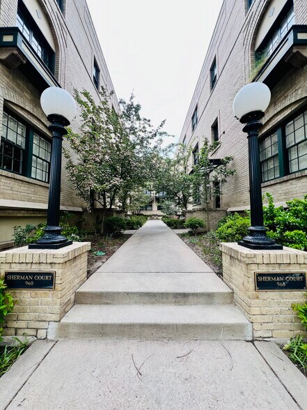 Building Photo - 960 N Sherman St