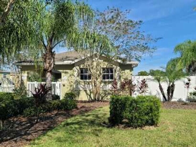 Building Photo - Home is in the Heart of New Tampa