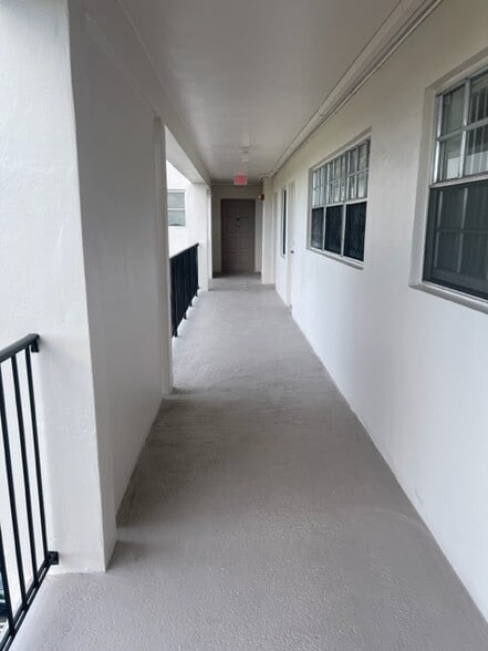 Building Photo - 3250 N Palm Aire Dr